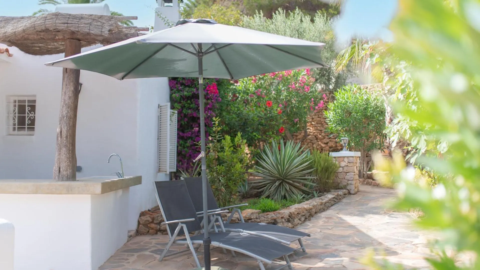 Chic Ibiza Villa Nearby Olivera Beach サンタ・エウラリア・デス・リウ 0*,  スペイン