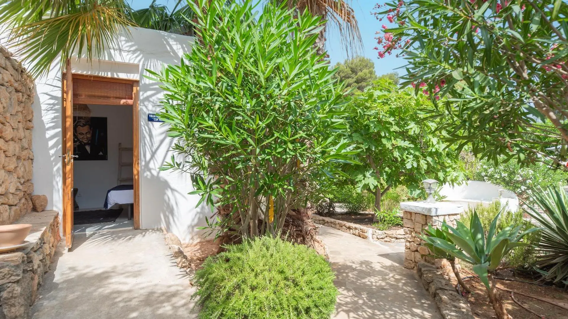 Chic Ibiza Villa Nearby Olivera Beach サンタ・エウラリア・デス・リウ 0*,  スペイン