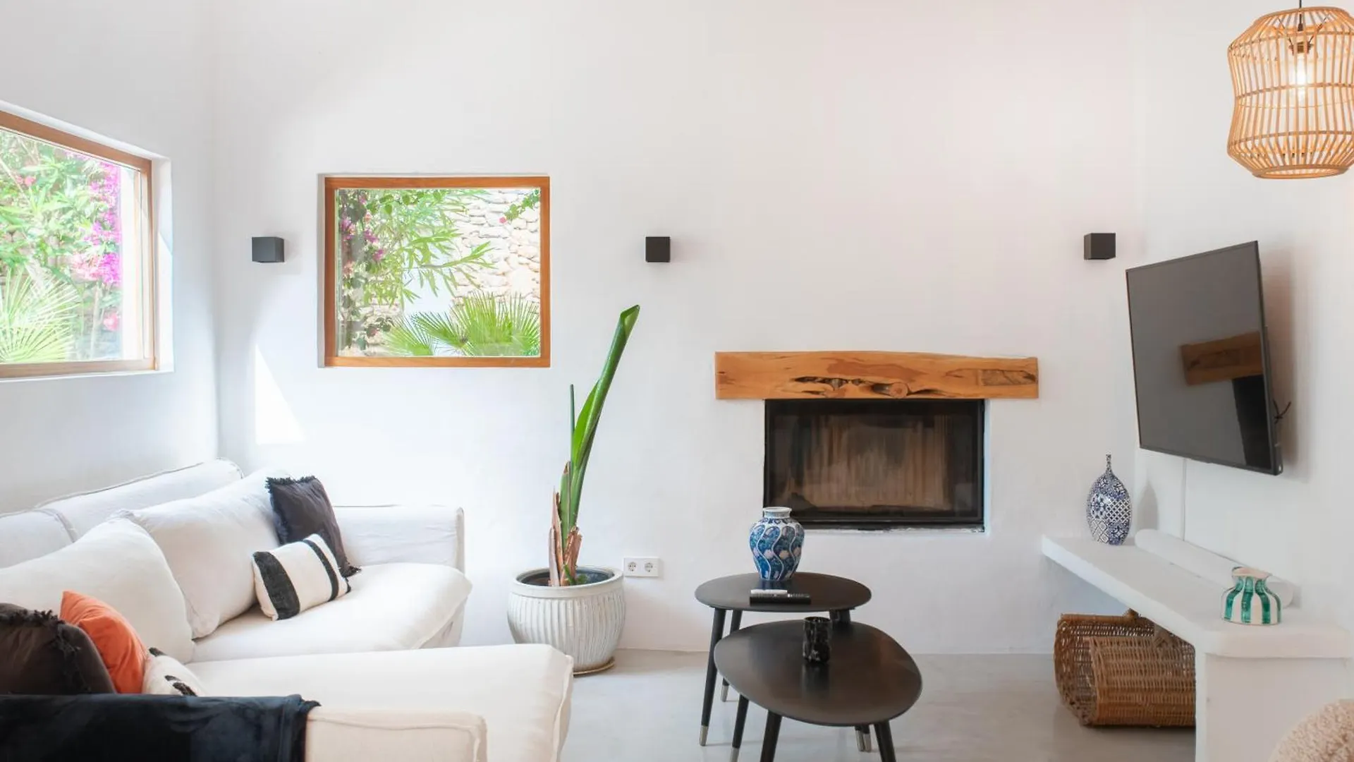 Chic Ibiza Villa Nearby Olivera Beach サンタ・エウラリア・デス・リウ